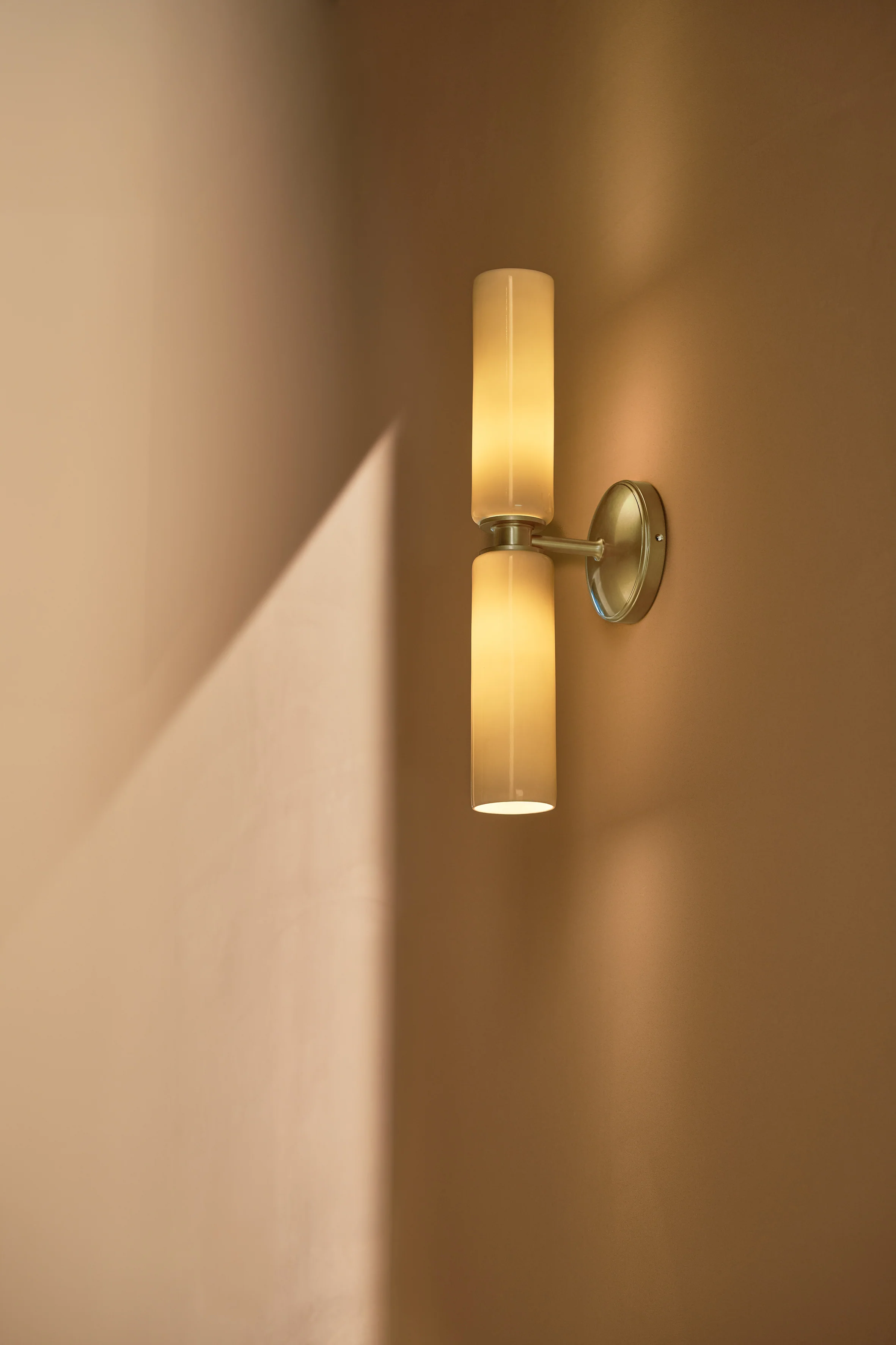 Claremont Medium Wall Light Fine Porcelain - Antique Brass - Image 3