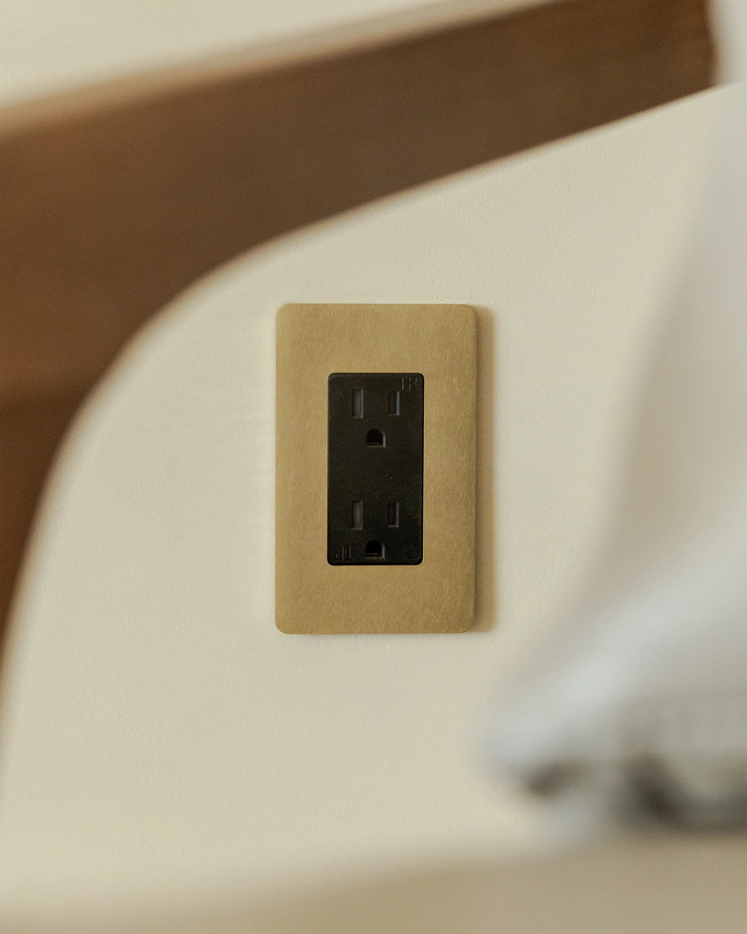 Grove 1G 15A Outlet - Antique Brass Black - Image 4