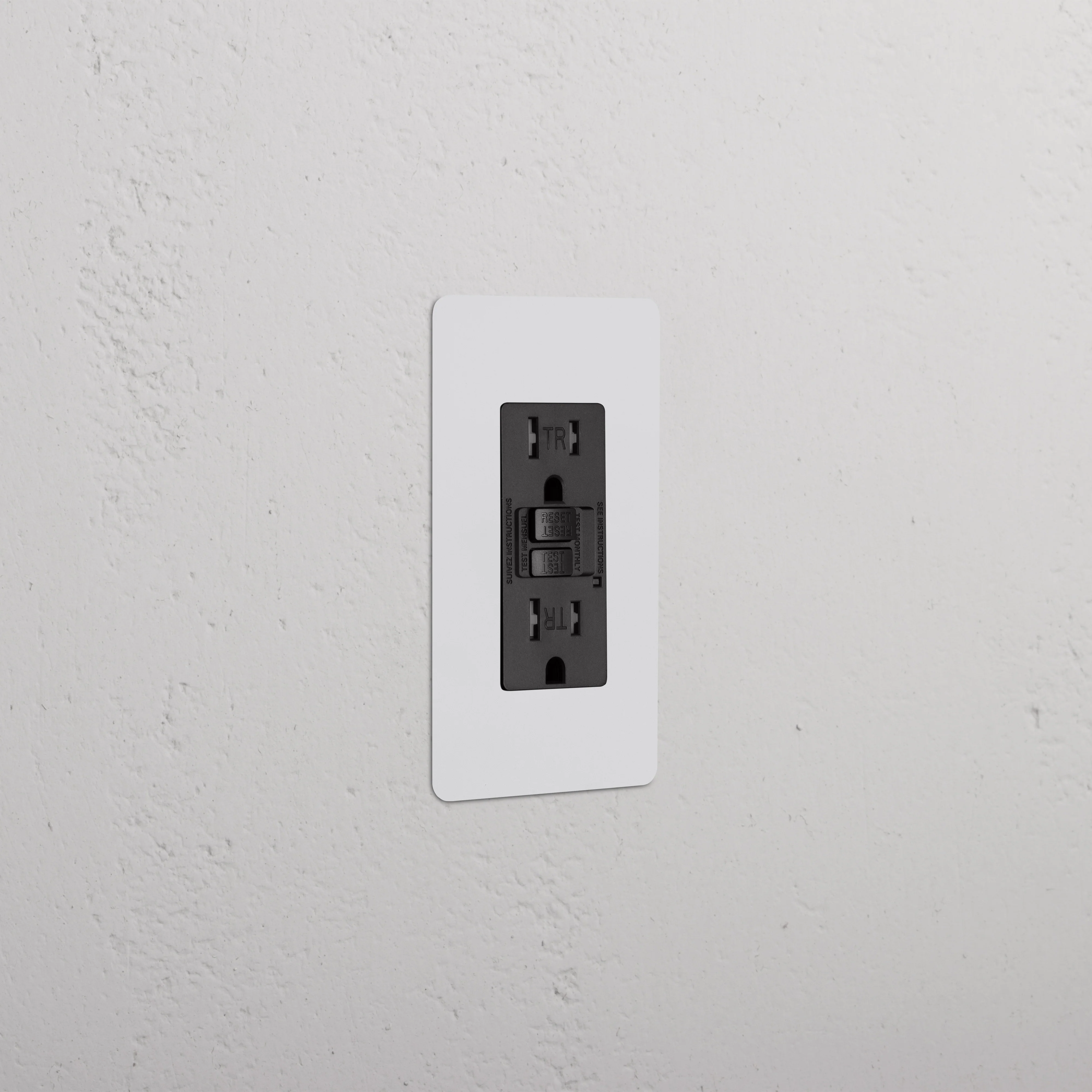 Kew 1G 15A GFCI Outlet - Paintable Black