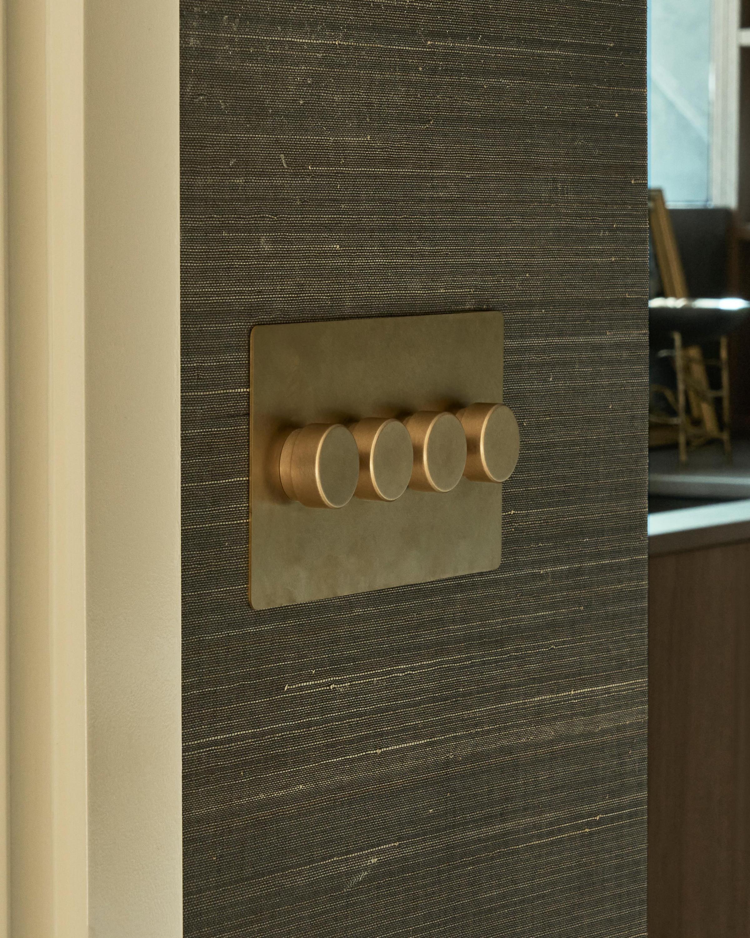 Kew 4G Dimmer Switch - Antique Brass - Image 4