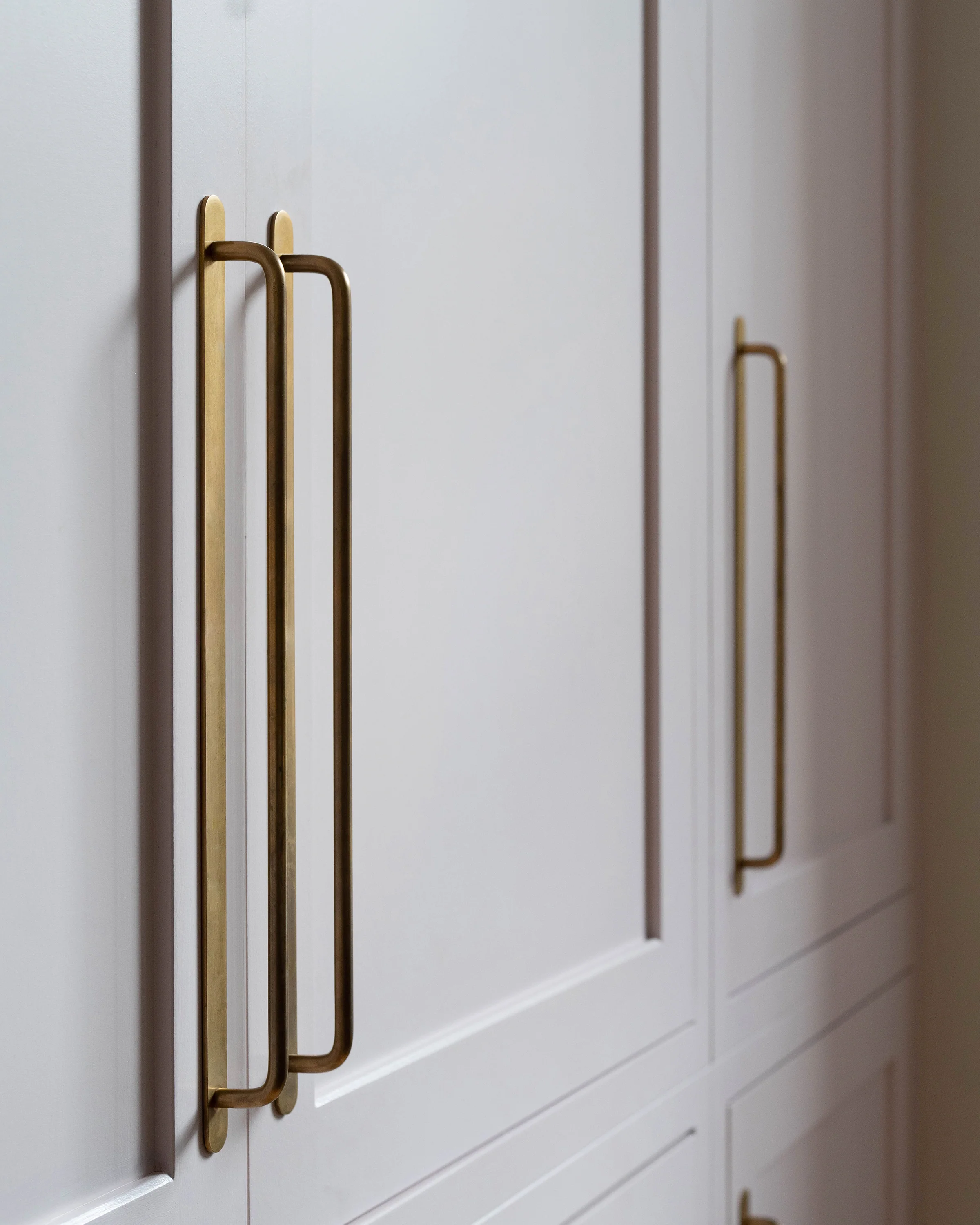 Kilburn Cabinet Handle Large - Antique Brass - Image 5
