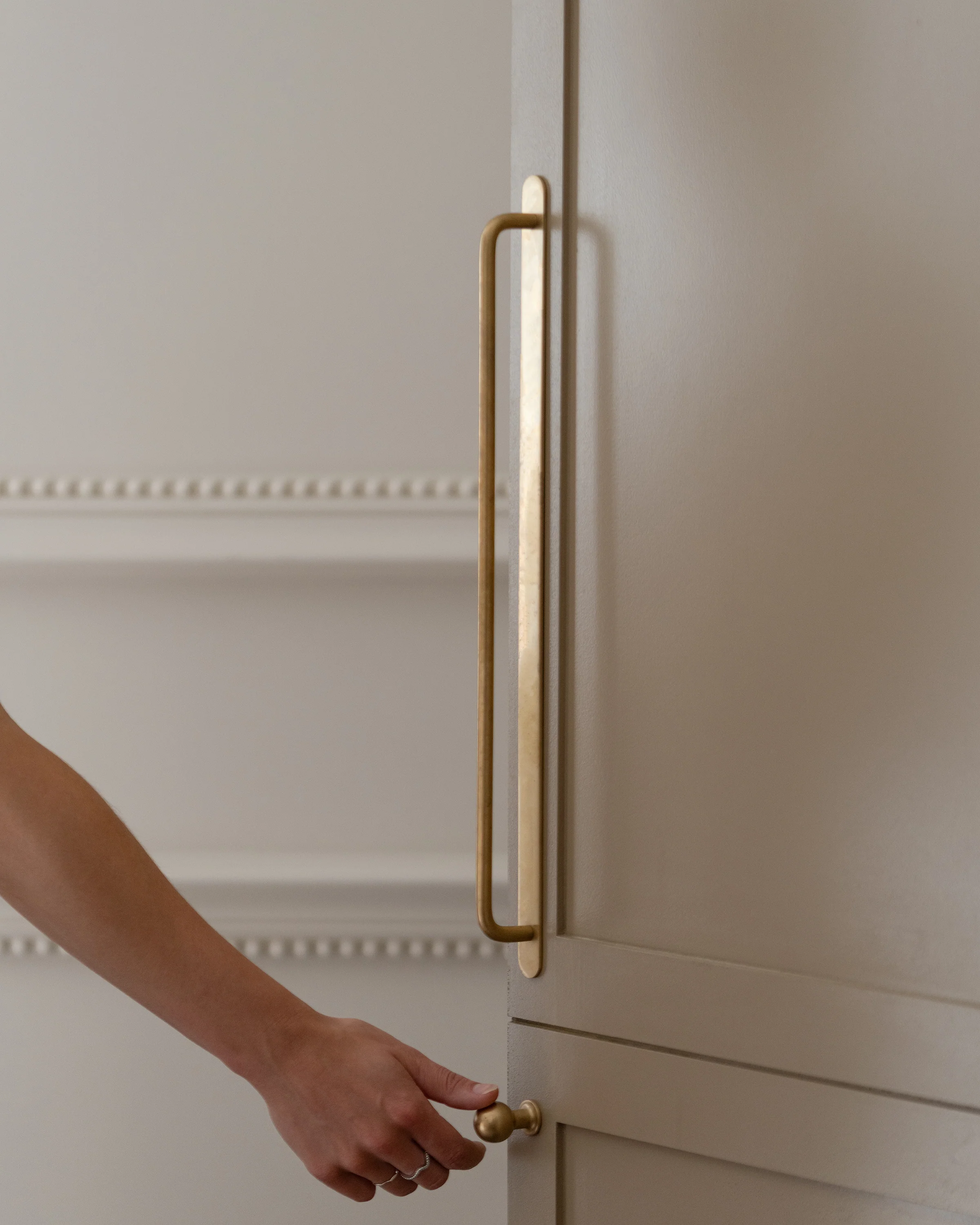 Kilburn Cabinet Handle Large - Antique Brass - Image 9