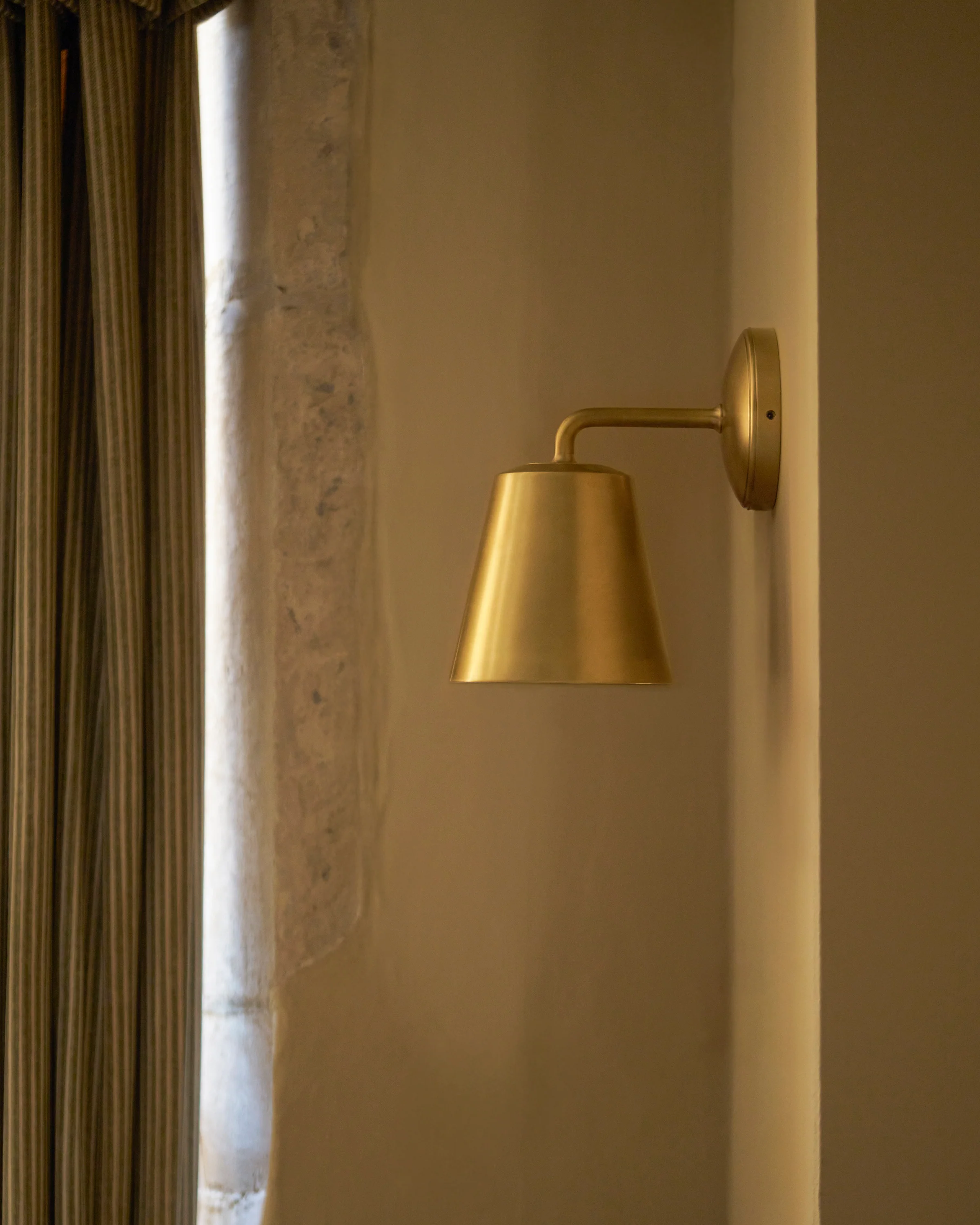Richmond Medium Wall Light - Antique Brass - Image 3