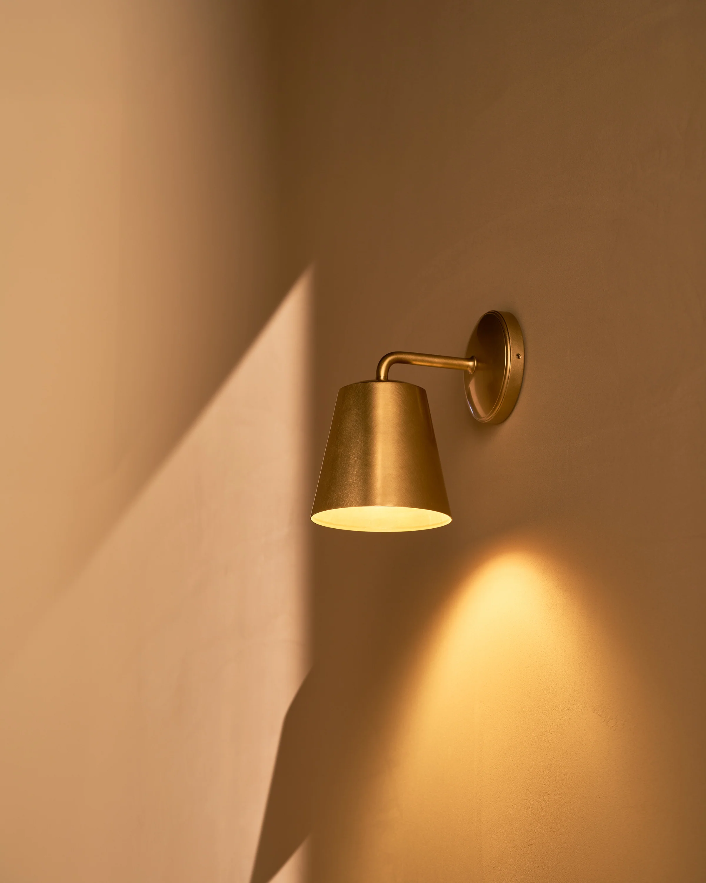 Richmond Medium Wall Light - Antique Brass - Image 4