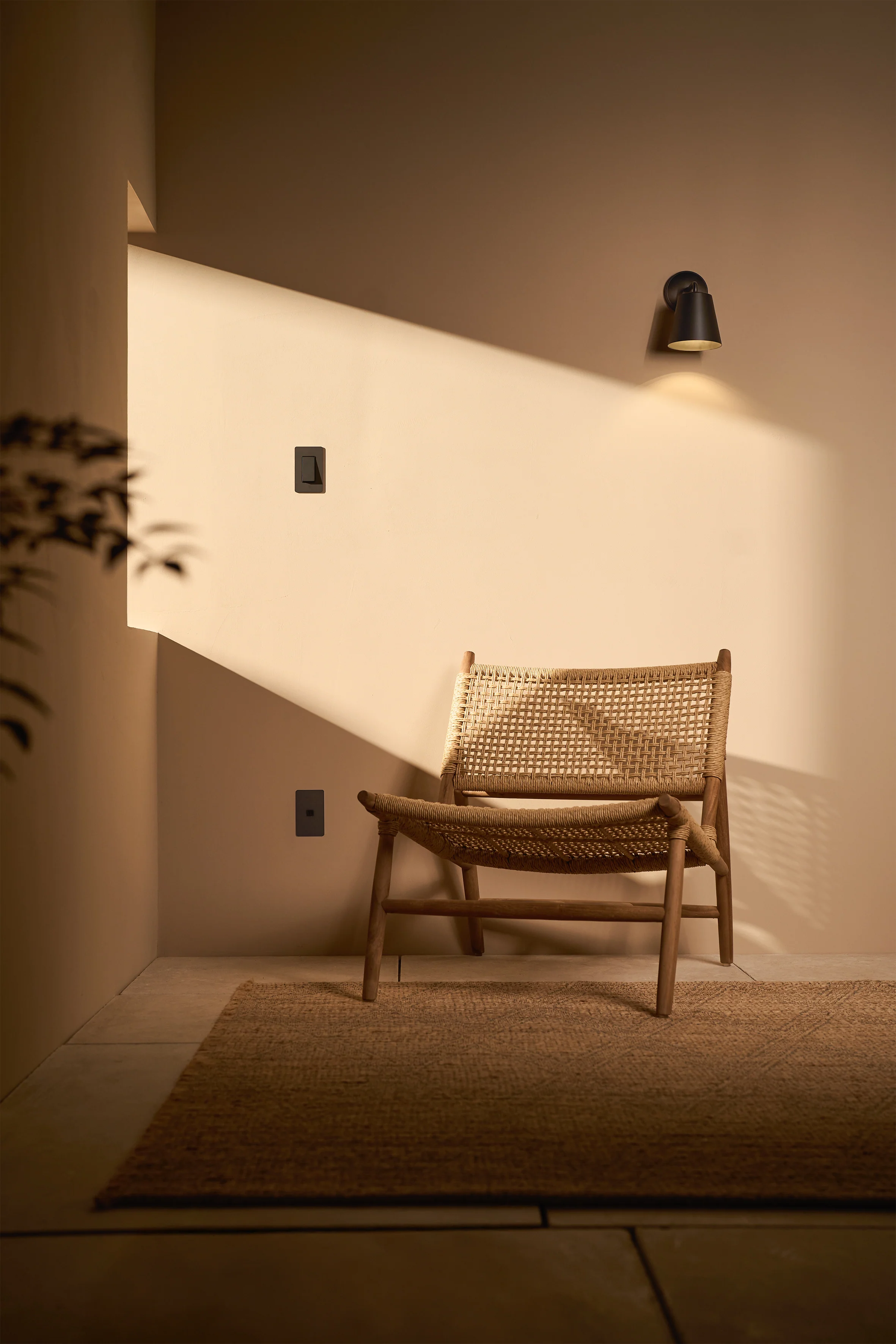 Richmond Medium Wall Light - Bronze - Image 3