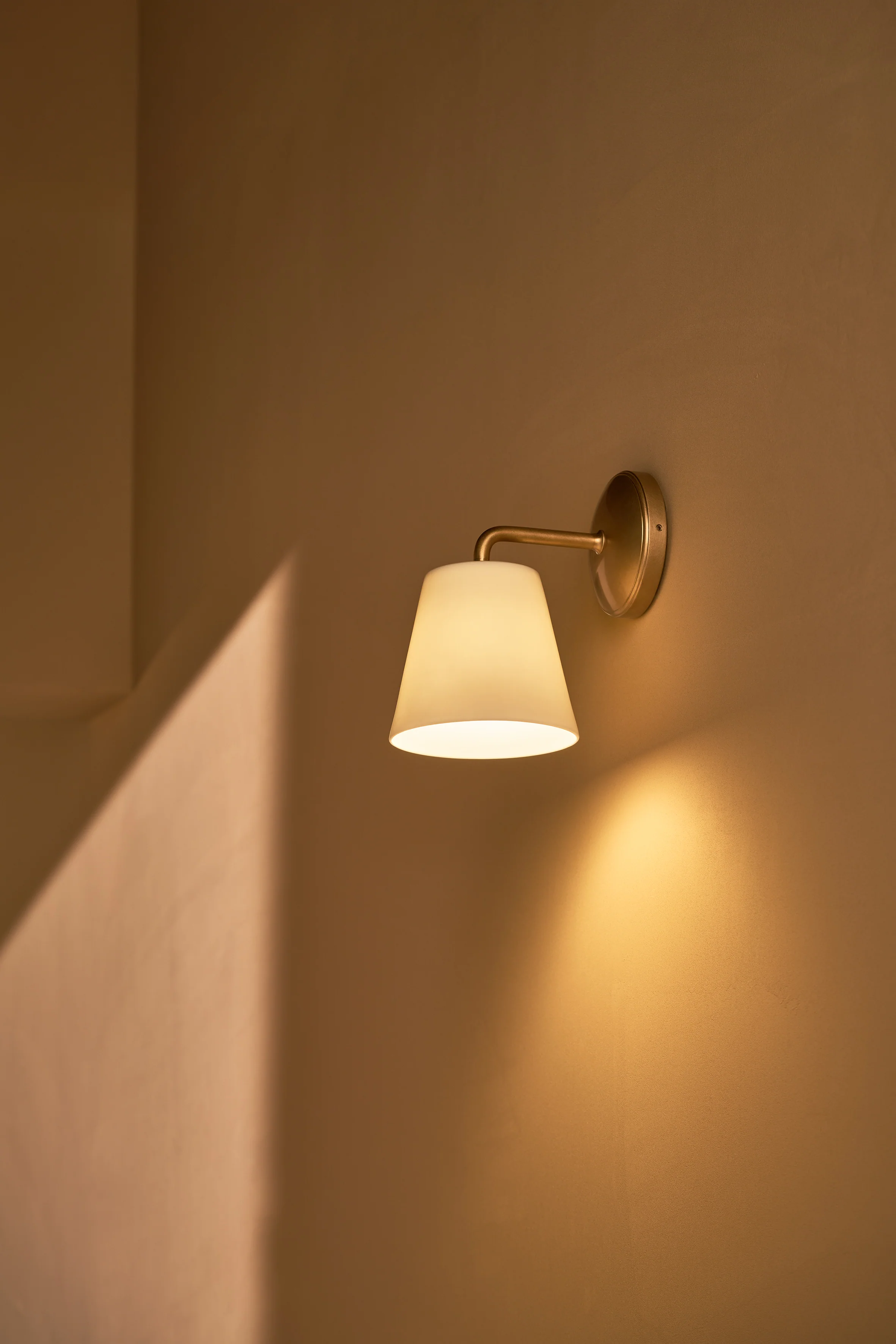 Richmond Medium Wall Light Fine Porcelain - Antique Brass - Image 3