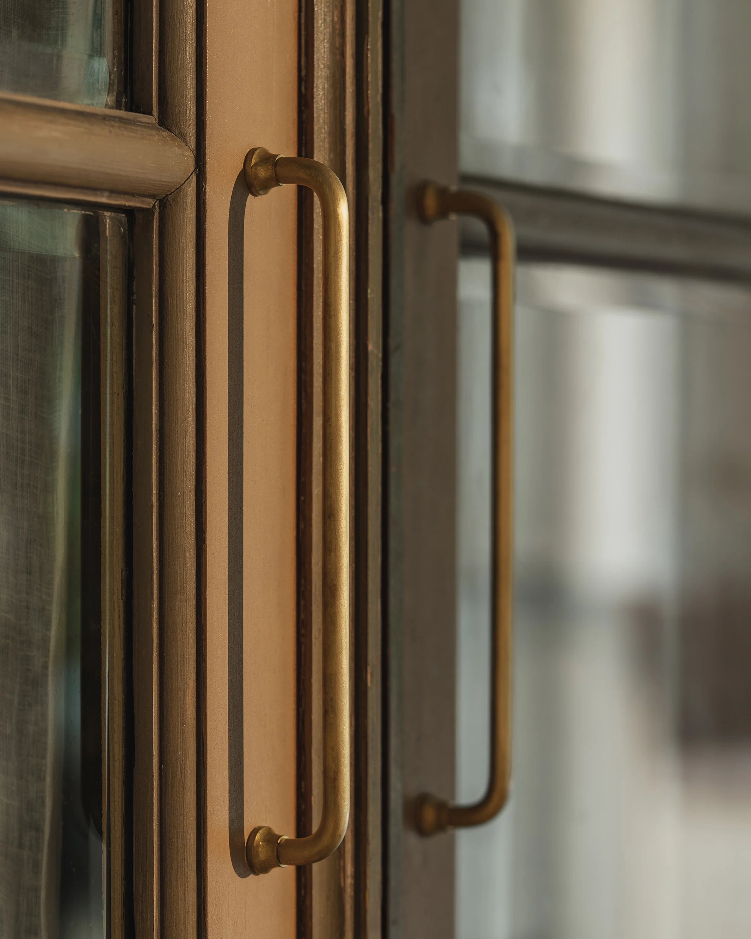 Sycamore Cabinet Handle Medium - Antique Brass - Image 4